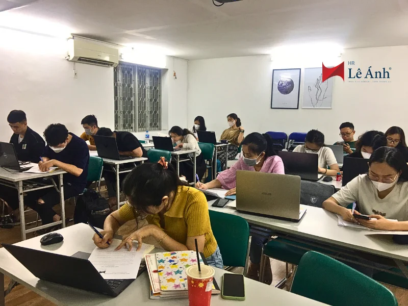 anh-khoa-hoc-hanh-chinh-nhan-su-tai-le-anh-hr-1