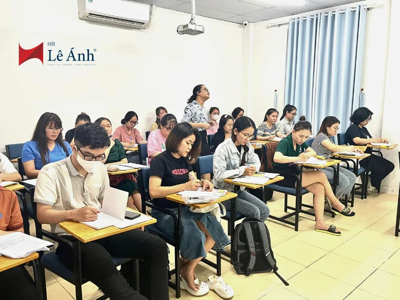 anh-lop-hoc-hanh-chinh-nhan-su-tai-le-anh-hr-1